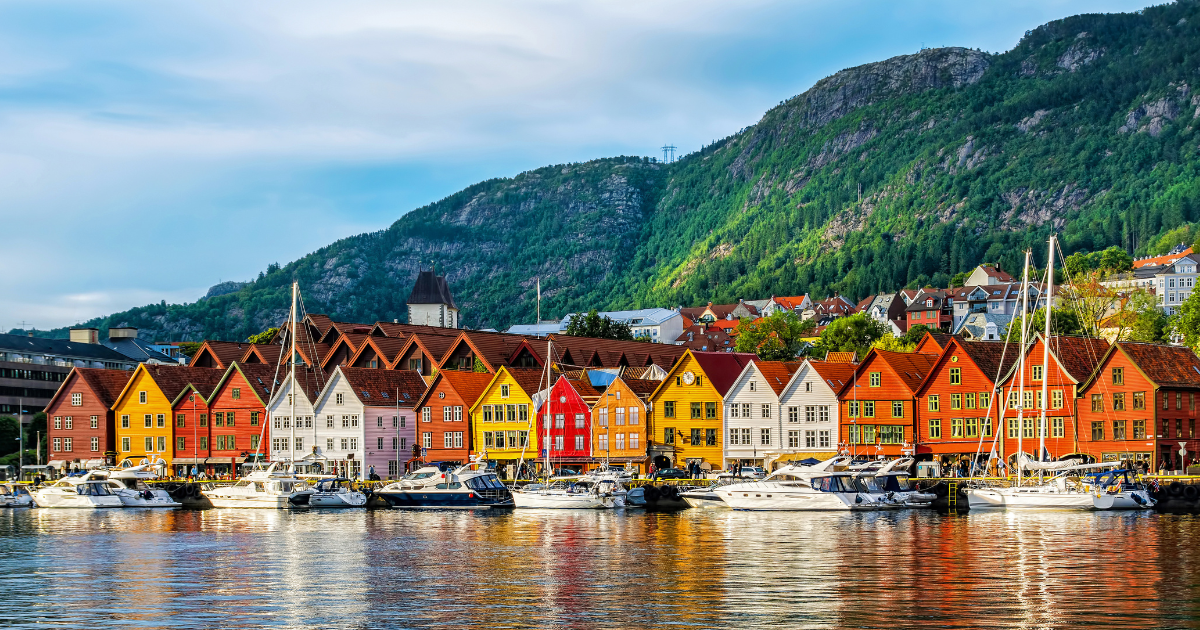 Havnelandskap med bebyggelse i Bergen